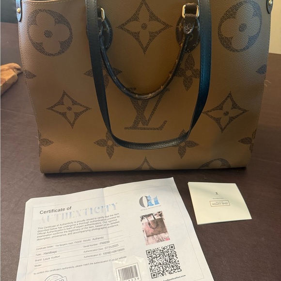 Louis Vuitton GIANT Onthego Tote COA included. - Picture 4 of 7